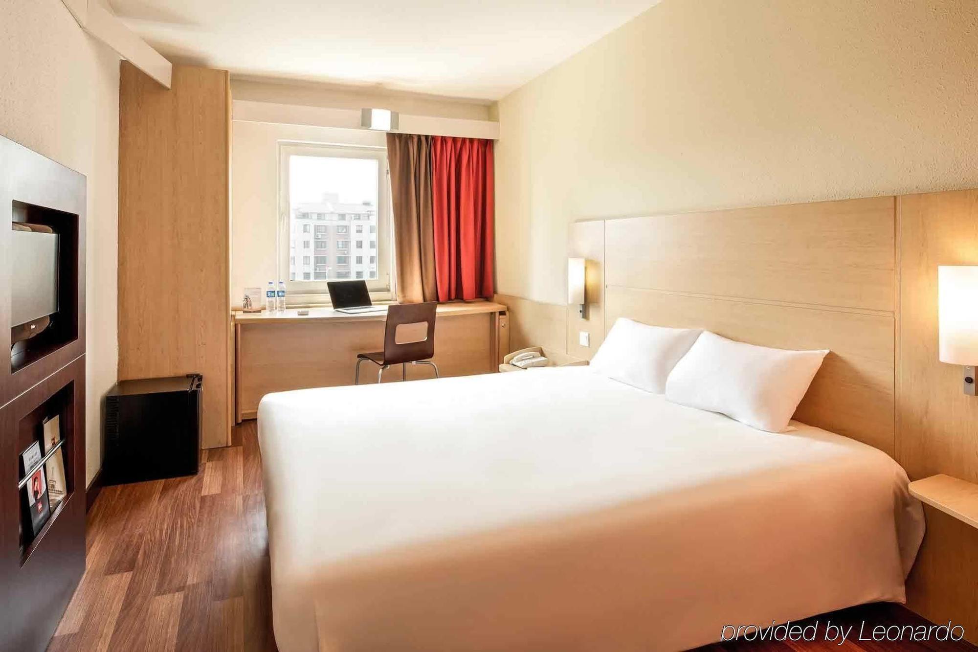 Отель Ibis Wuxi Hi Tech Экстерьер фото