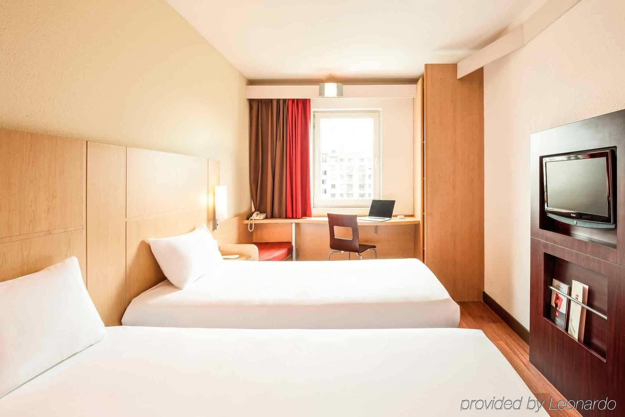 Отель Ibis Wuxi Hi Tech Экстерьер фото